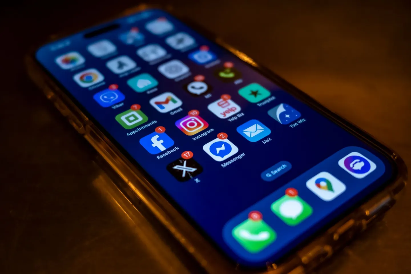 Dłoń trzymająca smartfon z powiadomieniami o polubieniach na Instagramie